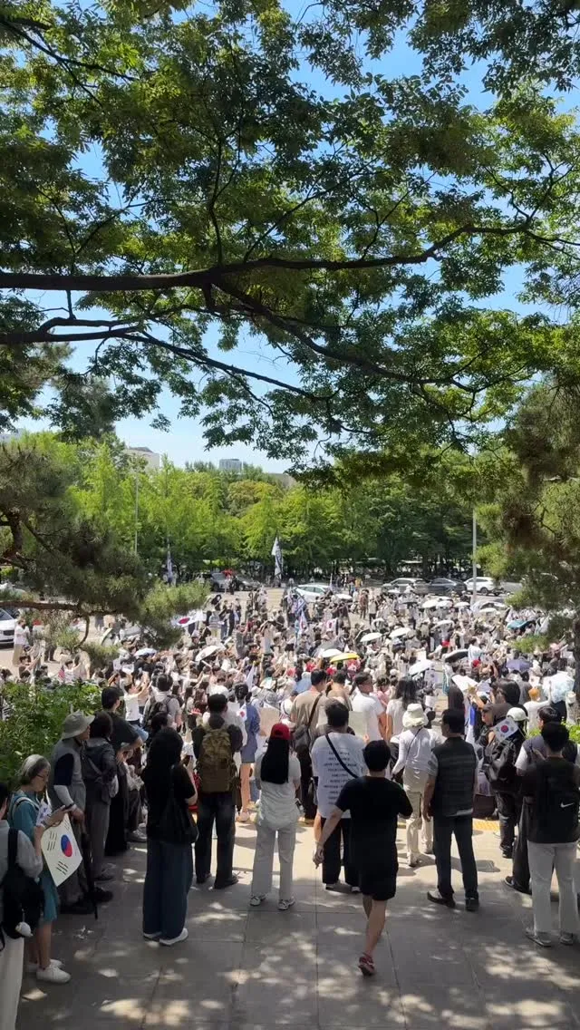 10:46am 
29시간 무수면 기절 직전이라 좀 자고 다시오게 
사진은 1층이고 2층에 인원 더 있음!! 혼자 오신 분들도 많으니 다들 합류해