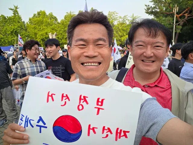 6.17.저녁 6시 올공 현장입니다.
태양은 사라졌지만 더 뜨거운 "부정선거 재선거, 당일투표 수개표" 함성이 불타오르고 있습니다.
제 2의 4