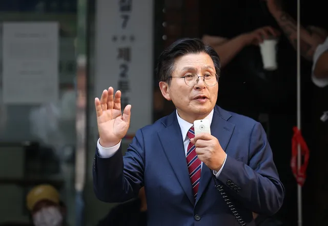 황교안, 경찰 수사 받는 ‘올다르크’ “무료 변호하겠다”

부정선거를 주장하는 황교안 자유와혁신 대표는 서울 송파구 올림픽공원 핸드볼경기장에서 