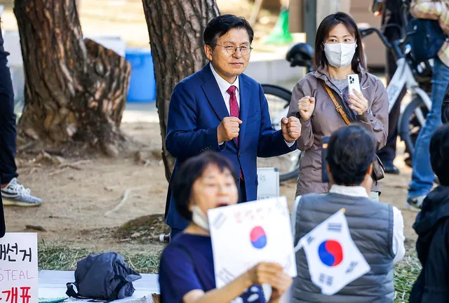 황교안, 잠실 경기장 가로막은 '성조기 여성'에… "무료 변론 제공"

(선관위 용지 부족 사태) 황교안 자유와혁신 대표가 송파구 올림픽공원 개