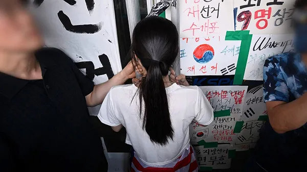 어떻게 1명에 막혀? 현장서 찾은 '말 안 통하는' 이유

어제 잠실 핸드볼경기장에서는 한 시위 참가자가 출입구를 가로막았습니다. 국민의힘이 현
