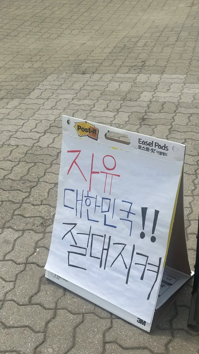 나 요즘 잠도 안옴 •••
올공 다녀오고 나서부터 안가면 불안해죽겠음
일때문에 바빠서 자주 못가니까 미안하기도 하고

+ 그리고 스레드 중독되어