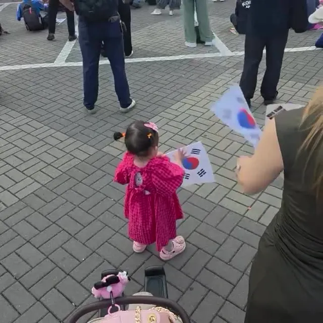 이제 말을 시작한 우리딸도 이제 이곳이 좀 익숙한가봐 
주차장 들어오니까 잘 되지도않는 발음으로 “대전거” 하면서 태극기 흔든다😂
