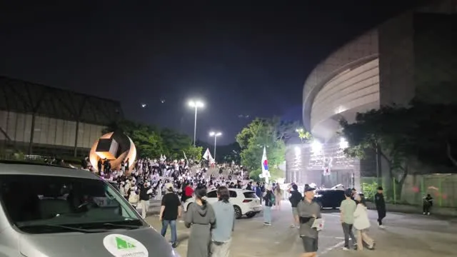 아직도 많은 애국자들이 오는중. 주차장 빡쌔니 가까운분들은 택시추천.
위치참고하세요.