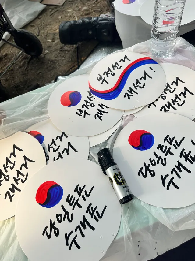 한창 더울시간에 열심히 써서 부채나눔. 저녁바람이 선선하게 불기시작해서 이만 철수합니다.
재선거. 우리는 하나다“ 이거 써있는 빨간부채를 대진연