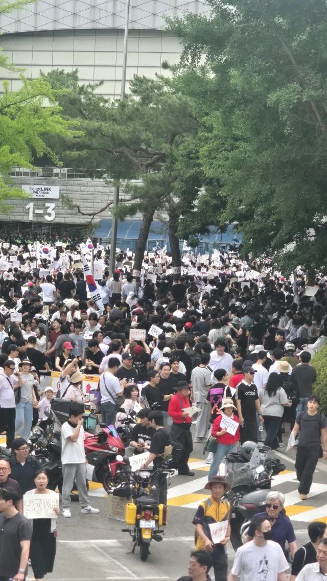 더 함께 하지 못 해 안타깝습니다.
많은 분들께서 와주셨네요.
지금 외치는 목소리는 저를 위한게 아닙니다.
그저 다음 세대의 아이들이 자유를
느