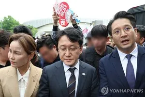 '빨갱이' '성조기' 만 나부끼는 개표소 시위, 민주당 중재 나서다 철수

| 서울=한스경제 김근현 기자 | 개표소 봉쇄 시위 사태 해결과 입주