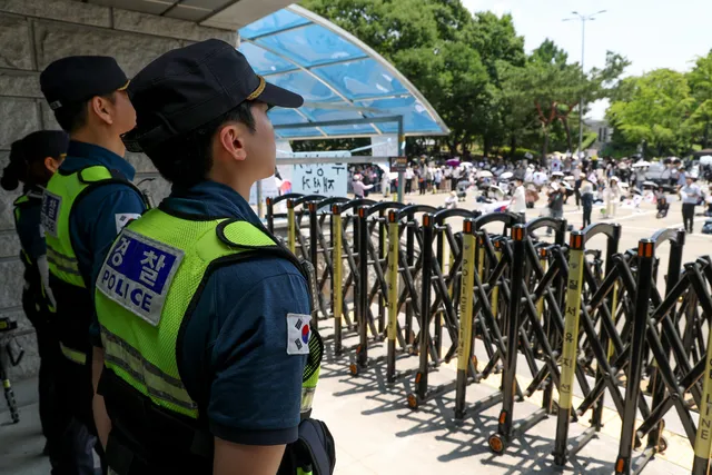 잠실 투표소 ‘장발 경찰’ “공안 아니냐” 음모론에···경찰청, 용모...

경찰청이 용모·복장 규정을 준수하라는 지시를 시도경찰청에 내렸다. 