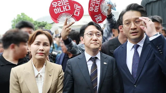 與의원들, 송파 방문했다가 "참정권 내놔라" 항의에 발길 돌려

與의원들, 송파 방문했다가 "참정권 내놔라" 항의에 발길 돌려[앵커]민주당 의원