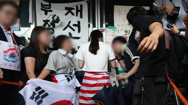 경찰, '성조기 여성' 내사 착수…美 우파 "한국의 잔다르크"

경찰, '성조기 여성' 내사 착수…美 우파 "한국의 잔다르크"[앵커]송파 개표소