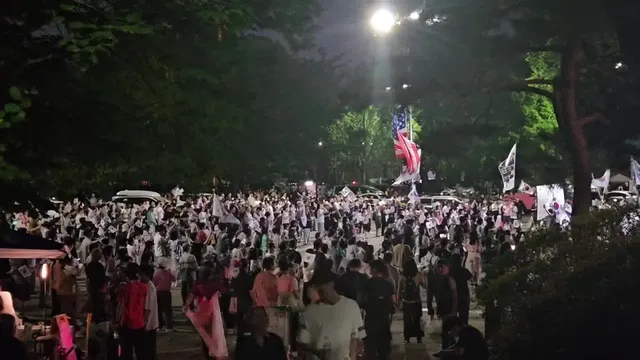 6월 17일 
9시 18분! 현재 상황입니다

퇴근 후 들린거라 ㅜ
오래는 못 있었지만 애국가를 부르고 갈 수있어서 벅찼습니다 ㅜㅜ