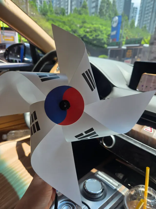 수업 중에 사용한 태극기 바람개비 들고서 부산으로라도 출발..