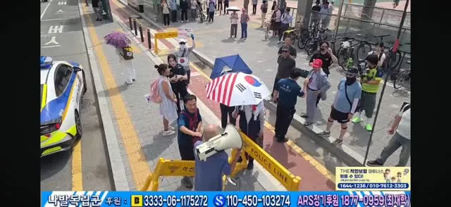 며칠째 올공 입구 근처에서 확성기로 엄청 큰 소음 유발하시는 분 아시죠. 유투브 알게돼서 보는데 경찰이
빨간모자 할아버지 너무 과잉진압 하는 것
