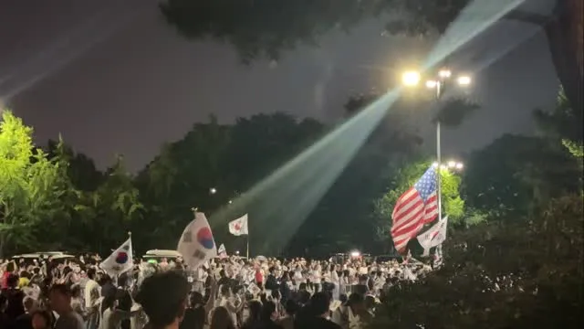 정치관심 없는 친구 멱살잡고 끌고 왔다가
국뽕 오진다고 열심히 응원하고, 구호 같이 외치고
목소리 다 쉬어서 집 간 거 어떤데 !!!!