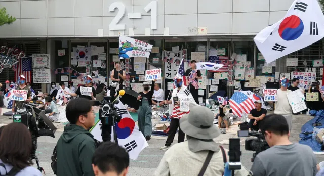 잠실 개표소 시위 현장에서 흉기 자해…경찰이 제압 뒤 병원 이송

잠실 개표소 시위 현장에서 한 남성이 흉기로 주변 사람들을 위협하다 자해하는 