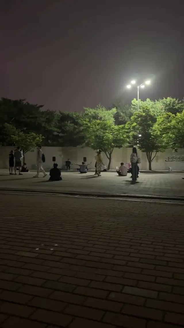 진짜 인간적으로 10시 넘으면 앰프는 꺼야하는거 아닌가

너무 스트레스 받아서 집에 가고싶어 하……………………………
여기 계신분들도 다른데 가버