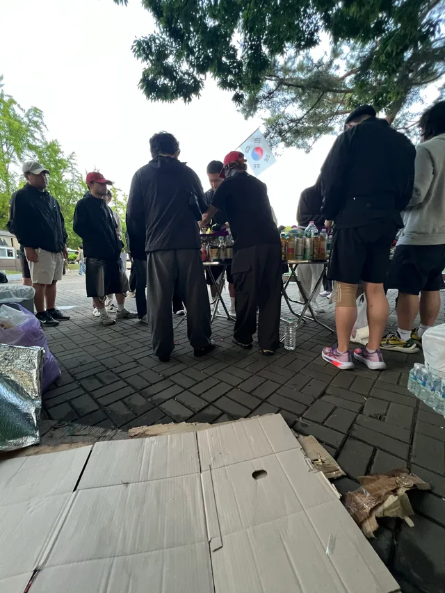 자원봉사자 지원부탁드려요 
밤샘으로 다들 많이 지쳐있어요ㅠ  ㅠ