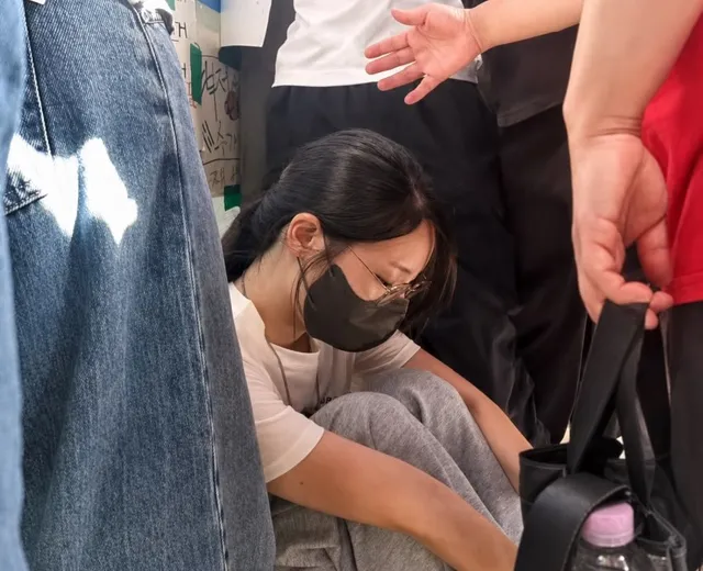 대한체육협회가 물건을 가지고 나온다는 명목으로 올림픽공원 2-1 입구에 나타났다. 이와 짜기라도 한듯, 국힘이 나타나서 국민들이 반대하는 와중에