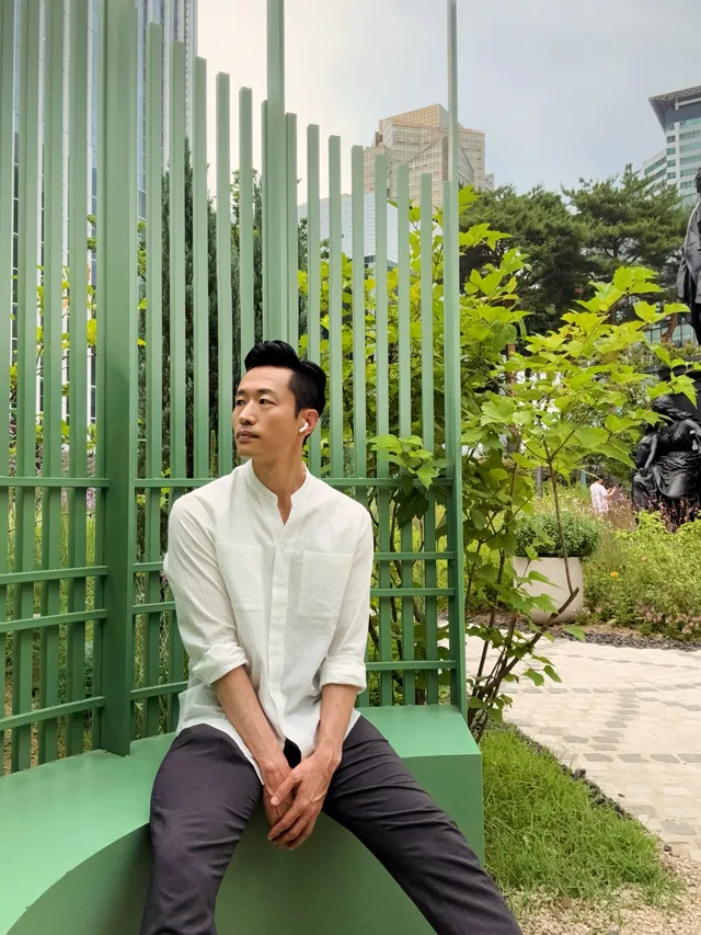휴일 산책은 올림픽 공원으로 가보려했다. 
뉴스가 많이 있던데 직접 보고싶은 마음에. 

절반쯤 갔을 때 퍼뜩 떠오른 생각. 

’나 지금 차이