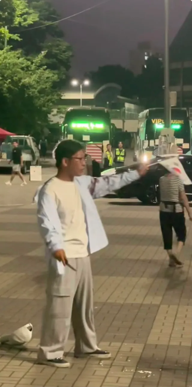 올림픽공원 핸드볼경기장에서
칼 휘두르면서 난동부렸던 시민분이 계셨습니다.
주요 멘트: “ 저 안에서 사람을 죽이고 있다. “
해당 시민은 경찰에
