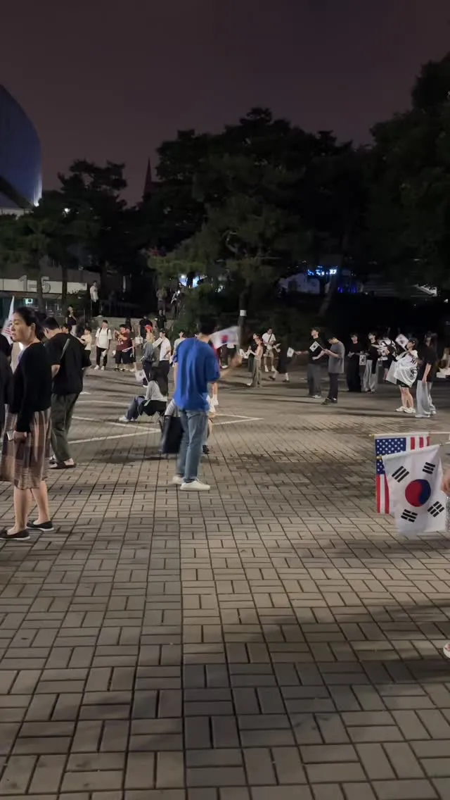동네에서 일어나고있는데 사람들은 잘 모르더라😭
이게 가장 속상함

오늘도 23:30-01:00 까지 있다가 왔음🇰🇷

자해사건이 있어서 자