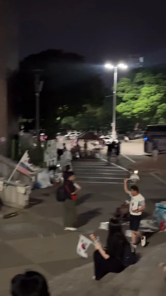동네에서 일어나고있는데 사람들은 잘 모르더라😭
이게 가장 속상함

오늘도 23:30-01:00 까지 있다가 왔음🇰🇷

자해사건이 있어서 자