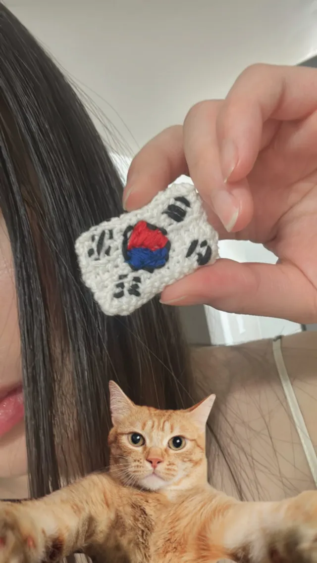 아씨 개망했음
멀리서보면 희극이고 가까이서 보면 비극임 🥵
미친뜨개질．．．．

하여튼 맞팔 다 해주고 싶었는데 알림이 많이 안떠서
하나하나 찾