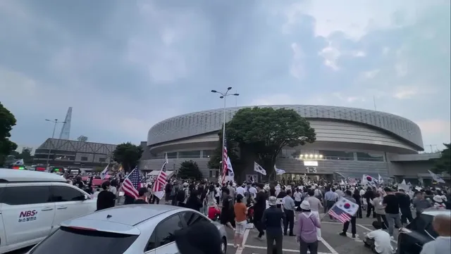 진실을 외면하지 말자.. 
우리의 불은 아직 꺼지지 않았다
오후 8시경 현 상황입니다
멸공!!