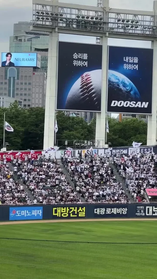 외야 태극기수단 👍🏻👍🏻👍🏻👍🏻👍🏻자랑스럽댜...
3루에서보는데 너무 멋집니다....