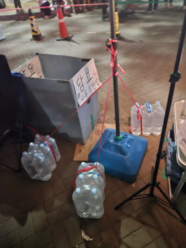 비오는거 대비...

근데...담요좀 반납해주세욤!!!!!! 제발!!!!!@@
그 담요 하나가져가신다고 살림이 나아지시나요??ㅠㅠ
담요 !! 돗