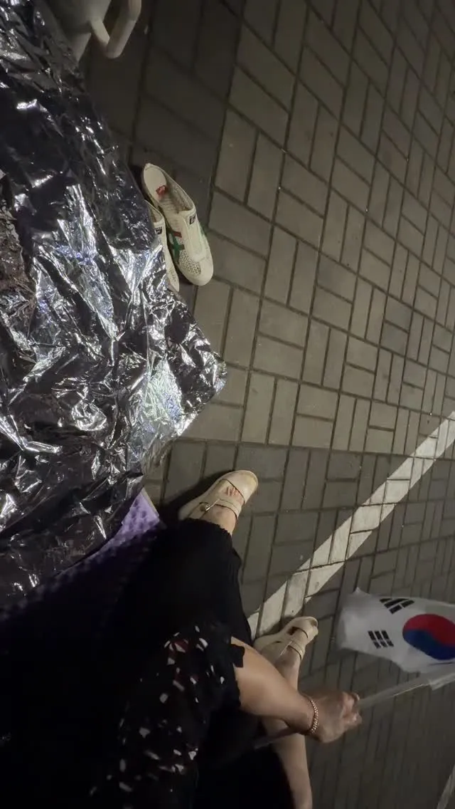 오늘은 어제보다 목소리가 크네요!!
대형 돗자리를 받아서 혼자 계신 분께 같이 앉자고 말씀드렸는데
잠실에서 투표 못 하신 분과 앉게 되었어요.
