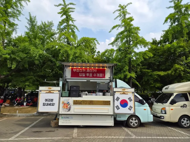 저도 힘을 보태기 위해 
푸드트럭 준비했습니다!!!
오늘 준비한600인분은 3시간만에 
빠르게 매진되었어요 ㅠ
19일 금요일도 6시부터 드실수 