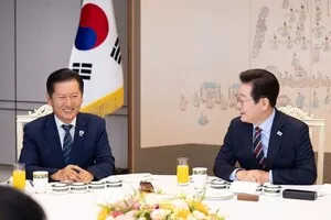 윤석열-한동훈처럼 여권 분열? 경향 논설위원 "악순환 초입 아닌가"

이재명 대통령에 대한 국정수행 부정 평가가 취임 후 처음으로 긍정 평가를 