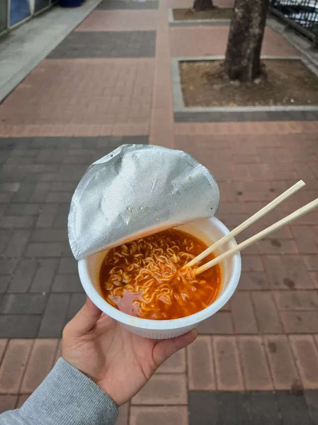 여러분, 올공 라면 맛집입니다 🍜

6시간 부정선거 재선거 외치고, 컵라면 후루룩 짭짭 한번 해보세요. 지하철역도 못 들어가고 컵라면 마셨쨔나