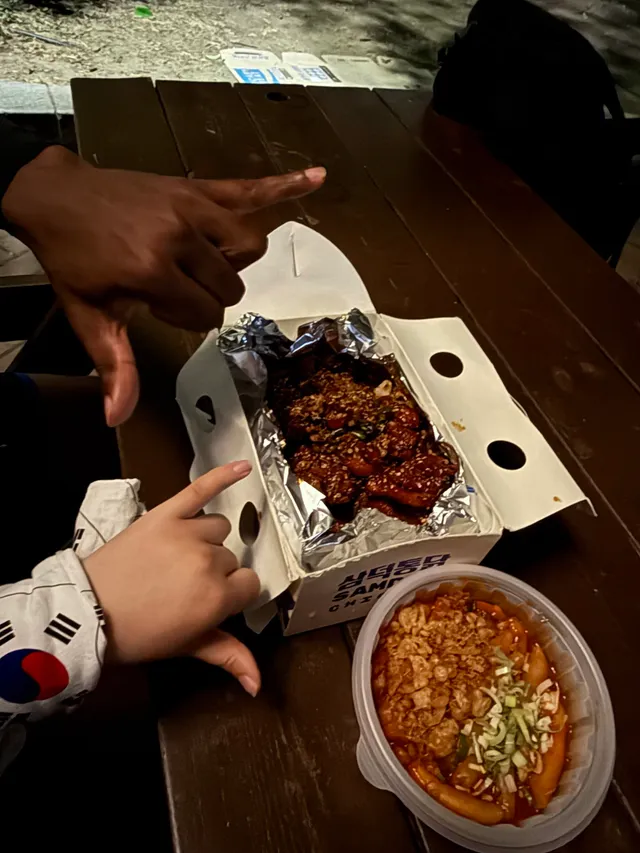 미국인 친구와 어제 저녁부터 오늘 아침까지 밤샘🔥

친구네랑 편도 2 시간 거리인데 
친구를 여기로 불렀습니다…

친구는 직업상 노출되면 문제