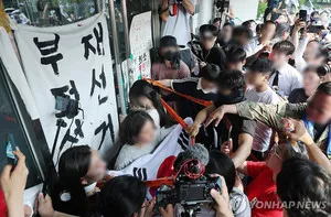 [오늘의 사설]"막무가내 잠실 개표소 시위...무기력한 공권력"

펜싱 국가대표,시위대에 막혀 칼 빌려 출국! 대체 공권력은 뭐하고 있나?인도 