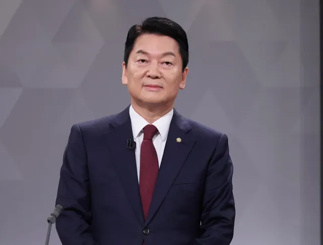 안철수 "선관위, '참정권 집회' 현장 나와라"

안철수 "선관위, '참정권 집회' 현장 나와라", "비겁하게 뒤에 숨지 말고 현장 나와야"