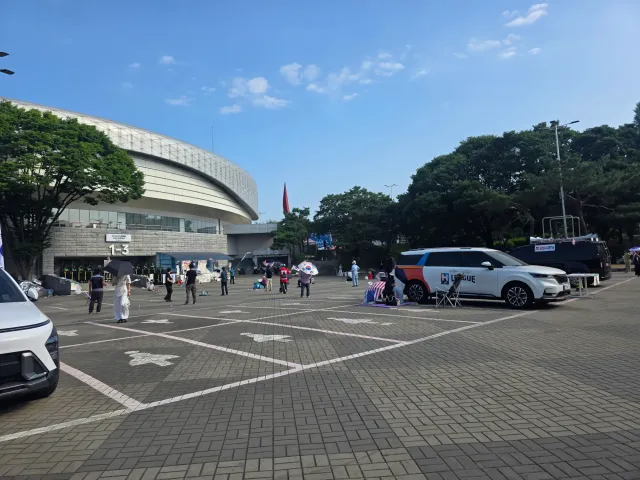 현재시각 08시 45분 오늘도 일교차가 심하니 오실 적에 열사병 등등 조심하세요 여러분

마지막 사진이 혹시 말로만 듣던 내향인 존일까요?(크흐