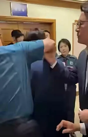 경찰, 항의 방문한 국힘 보좌진 폭행 논란… 청장·경비부장 피고발

[천지일보=홍보영 기자] 박정보 서울경찰청장의 ‘패가망신’ 발언에 항의하기 