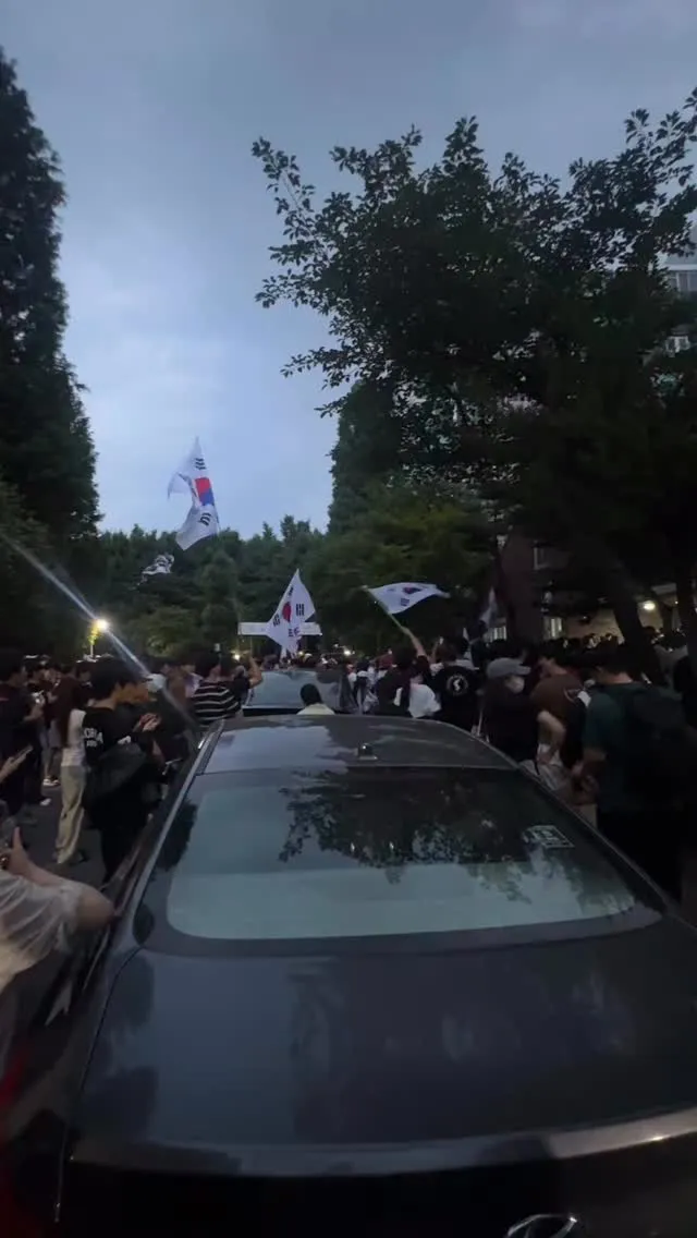 여러분!! 
우성아파트에서의 구호 변화를 다 아시는 분 계실까요? 

저는 6.4 새벽 3-4시 사이에 도착했고
처음엔 [선거무효] 만 외치다가