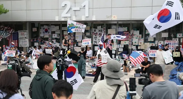 잠실 개표소 봉쇄 시위 현장서 흉기 자해 소동… 경찰 대치 끝 제압

[중앙이코노미뉴스 엄현식] 서울 송파구 올림픽공원 핸드볼경기장에서 이어지고