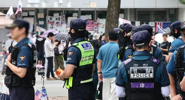 잠실 개표소 시위 현장서 흉기 자해한 30대 남성... 경찰, 대치 끝 제압

17일 밤 올림픽공원 핸드볼경기장 인근에서 30대 남성이 흉기로 