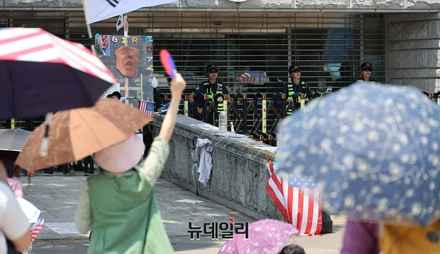어젯밤 잠실개표소 시위 현장서 흉기 자해한 남성 … 경찰에 제압

서울 올림픽공원 핸드볼경기장 인근에서 30대 남성이 자해를 해 병원으로 이송됐