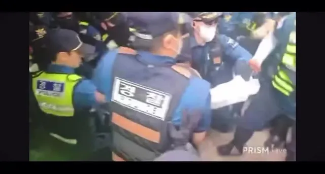 저희는 침묵시위를 했습니다.

새벽 내내 침묵하고, 태극기를 흔들고, 조용히 자리만 지킨 평범한 대한민국 시민들입니다.