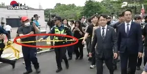 與 시위 방문 경찰 '과잉경호' 논란···"시민을 잠재적 범죄자 취급"

17일 잠실 핸드볼경기장 참정권 시위 현장을 찾은 여당 의원들에 대해 