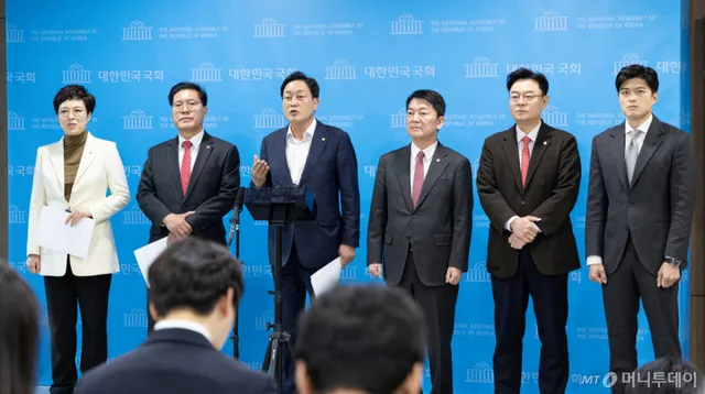[단독]국민의힘 '경기' 의원 전원, 의원총회 직전 '장동혁 사퇴' 기자회...

경기도에 지역구를 둔 국민의힘 의원들이 18일 의원총회 직전 