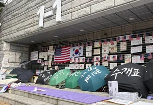 “분탕 치려는 것 아니냐” 흉기로 오른팔 자해 소동, 긴장감 감도는 잠...

[헤럴드경제=전새날 기자, 윤승현·이준영 수습기자] 18일 오전 