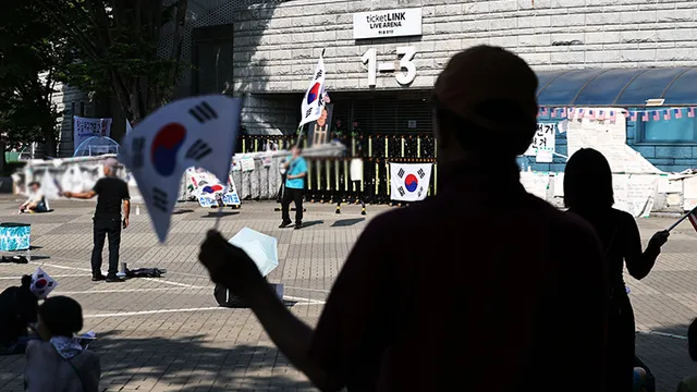 송파 개표소 시위 현장서 30대 흉기로 자해 소동…특수협박 입건

송파 개표소 시위 현장서 30대 흉기로 자해 소동…특수협박 입건서울 송파경찰서