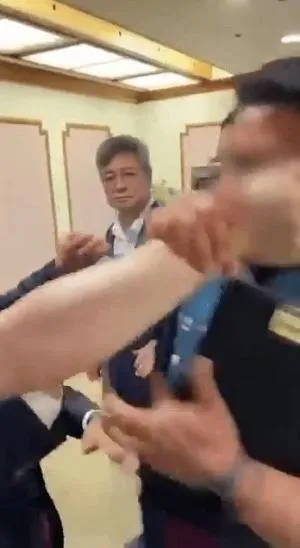 서울청 간부 국힘 보좌진 폭행 논란 확산 ... 시민단체 고발에 경찰 자...

서울경찰청 간부가 국민의힘 보좌진에게 물리력을 행사했다는 논란이