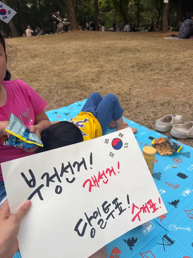 인류애 충전하고 옴

애들 지나가면 간식 쥐어주시고
덕담해주시고
애 낳은게 훈장처럼 느껴졌던 어제 저녁

이런 사회라면
출산률 오를 수 밖에 없